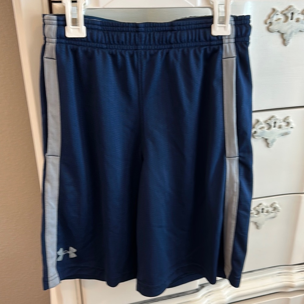 Under Armour men small shorts EUC
